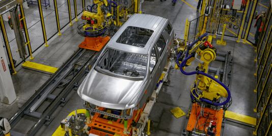 Fabricantes de autos en Detroit reanudarán su producción este lunes