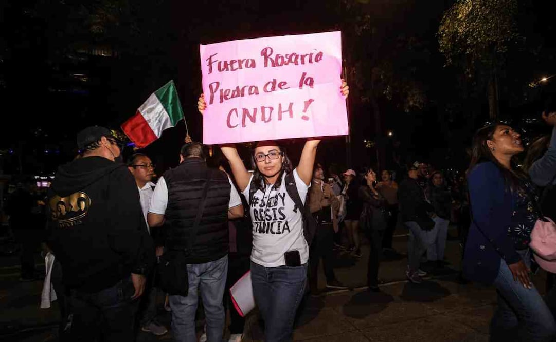 Manifestación contra la reelección de Rosario Piedra Ibarra para presidir la CNDH afuera del Senado de la República. Foto: Gabriel Pano/EL UNIVERSAL