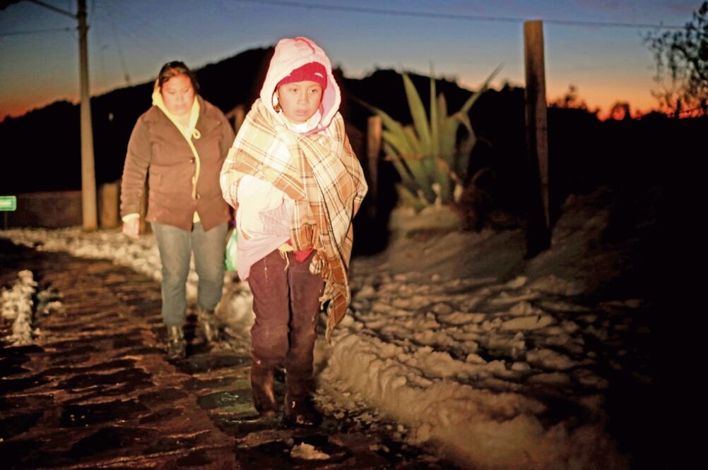 En la comunidad de Ocampo las inclemencias del tiempo provocaron que los techos de algunas viviendas se vencieran por el peso del hielo; los habitantes llevan prenda sobre prenda para intentar mitigar el frío (ARMANDO SOLÍS. EL UNIVERSAL)
