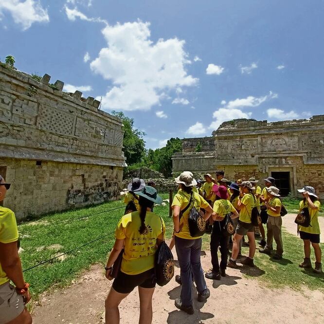 Con temperaturas de hasta 40 grados, los ruteros visitaron Chichén Itzá (arriba). También convivieron con los pobladores de Cansahcab (abajo). Foto: Ruta Inti