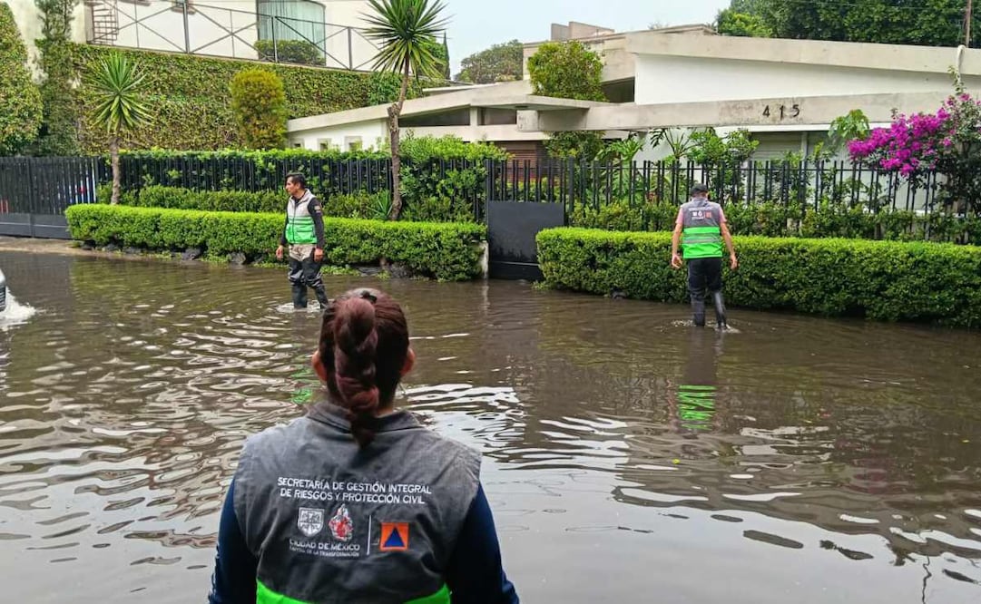 Encharcamiento de 60 metros de largo en la calle Fuego, colonia Jardines del Pedregal, en la alcaldía Álvaro Obregón / Foto: Especial