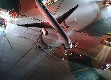 Avión remolcado choca contra un autobús de enlace en aeropuerto de Los Ángeles