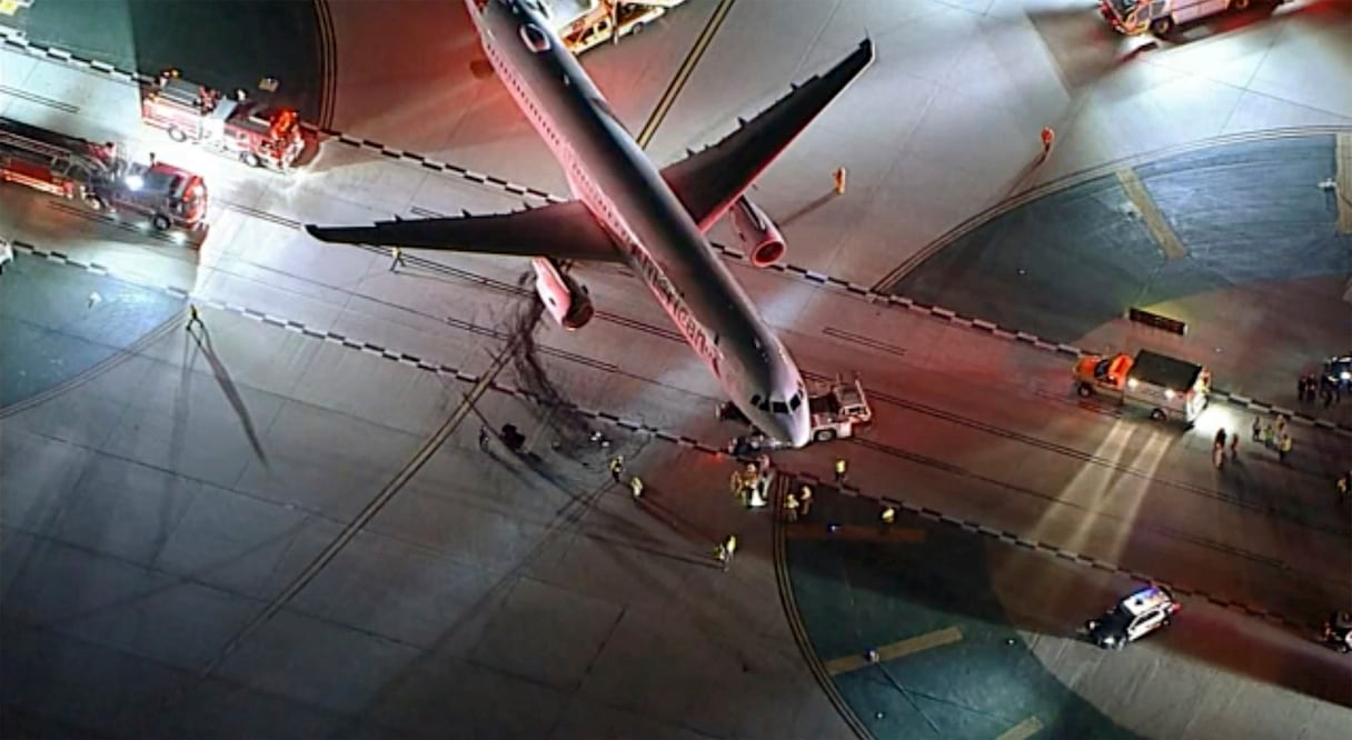 Un avión de American Airlines sufre daños después de un choque con un autobús de pasajeros, en el aeropuerto de Los Ángeles. Foto: AP