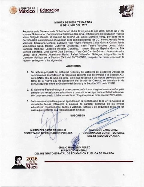 La entrega del dinero fue parte del acuerdo de autoridades y maestros. Foto: Especial