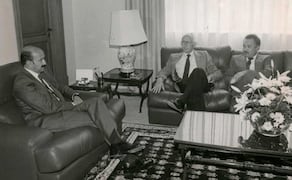 Carlos Salinas de Gortari en su despacho en Los Pinos, donde recibió a Ernesto Ruffo Appel tras su victoria como gobernador de Baja California, y al líder panista Luis H. Álvarez el 3 de agosto de 1989 / Fototeca EL UNIVERSAL