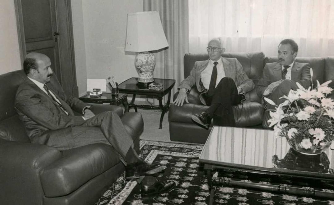 Carlos Salinas de Gortari en su despacho en Los Pinos, donde recibió a Ernesto Ruffo Appel tras su victoria como gobernador de Baja California, y al líder panista Luis H. Álvarez el 3 de agosto de 1989 / Fototeca EL UNIVERSAL