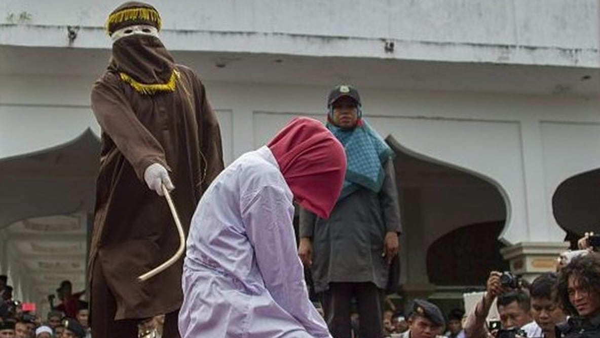 Getty Images Foto de archivo de una mujer en Indonesia que también fue azotada en público.