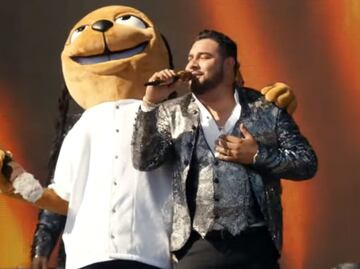 Con botarga de Snoop Dog, Banda MS prende Coachella