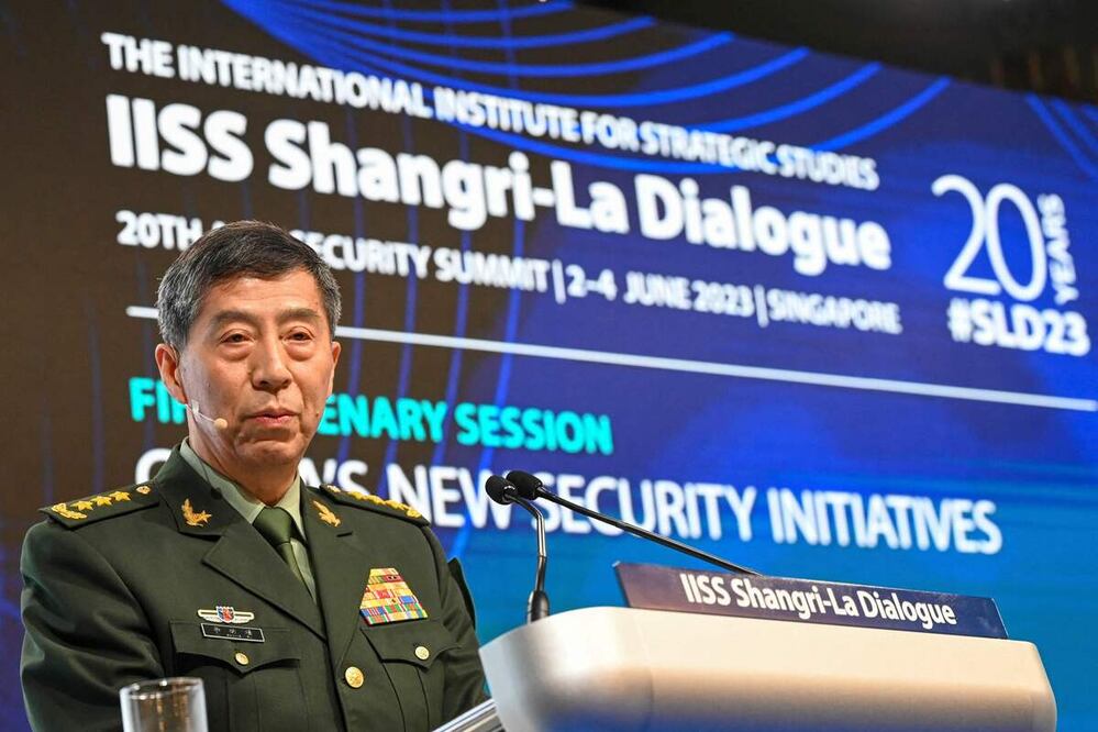 El Ministro de Defensa Nacional de China, Li Shangfu, pronuncia un discurso durante la vigésima cumbre del Diálogo de Shangri-La en Singapur el 4 de junio de 2023.  Foto: AFP