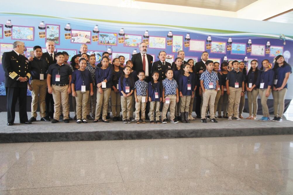 Desde hace 42 años, la Marina invita a las niñas y los niños de entre seis y 12 años a participar en el certamen de pintura El Niño y la Mar. Fotos/CARLOS MEJÍA. EL UNIVERSAL