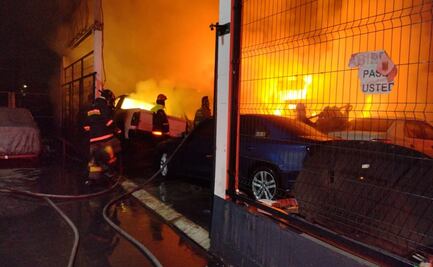 Incendio consume empresa de venta de autos en Tlalnepantla