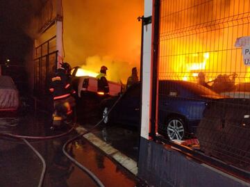 Incendio consume empresa de venta de autos en Tlalnepantla