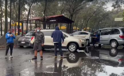 Vecinos bloquean vialidad que conecta con el AICM; colapsó red de drenaje y aguas negras inundan condominio