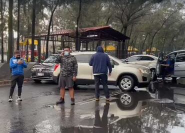 Vecinos bloquean vialidad que conecta con el AICM; colapsó red de drenaje y aguas negras inundan condominio