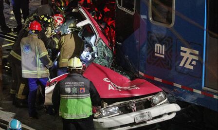 Fiscalía CDMX inicia investigación por muerte de mujer en choque entre taxi y Tren Ligero