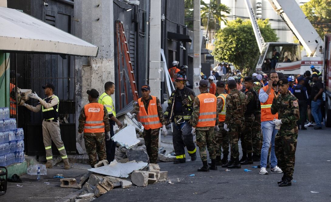 Rescatistas laboran entre los escombros tras el desplome del techo de la discoteca Jet Set, ubicada en Santa Domingo, República Dominicana, el 8 de abril de 2025. Foto: EFE