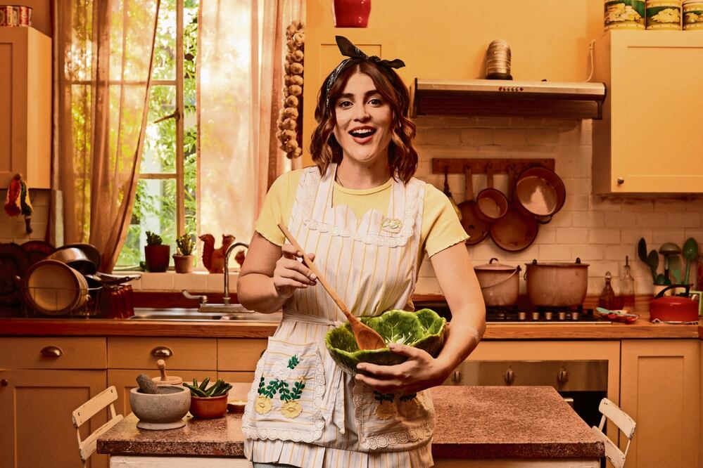 Cassandra interpreta a una joven que llega a un reality de gastronomía. Foto: HBO Max