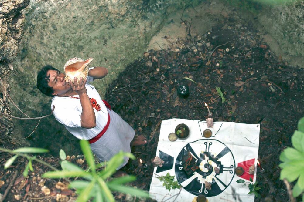 El X’men Tiburcio Can May explica que para los abuelos mayas los cenotes eran sagrados porque sabían que eran importantes para sobrevivir (LORENZO HERNÁNDEZ. EL UNIVERSAL)