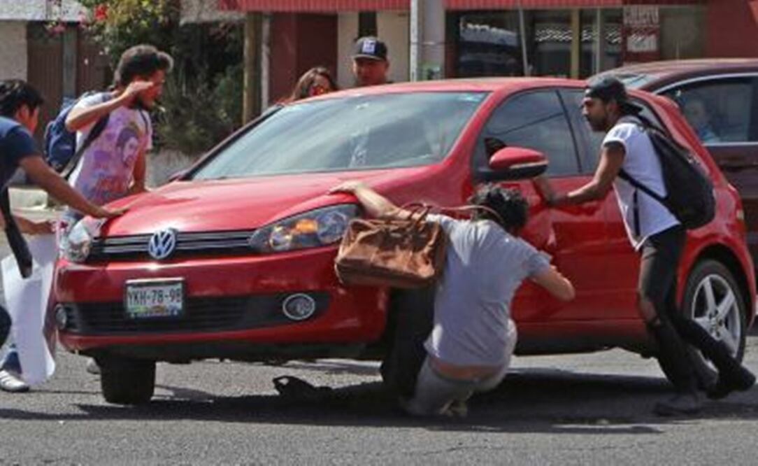 El estudiante de Sociología participaba en una marcha en contra del alza a los combustibles cuando lo atropelló un Volkswagen, Golf 2015. (Foto: EFE)