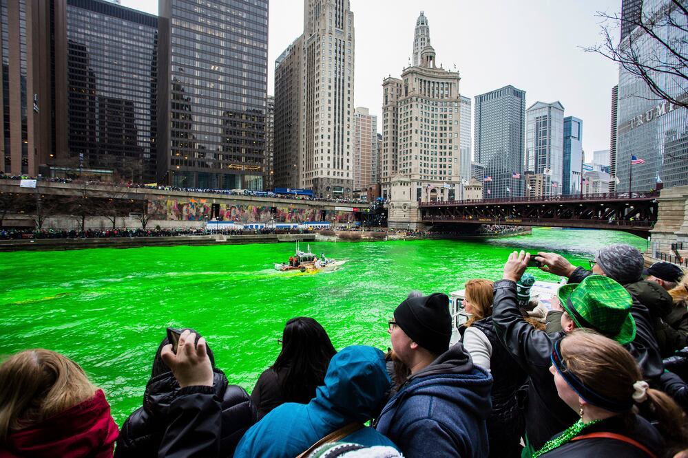 Como cada 17 de marzo, The Plumber's Local Union 130 tiñó el río Chicago de verde para celebrar el Día de San Patricio (Foto: AP)