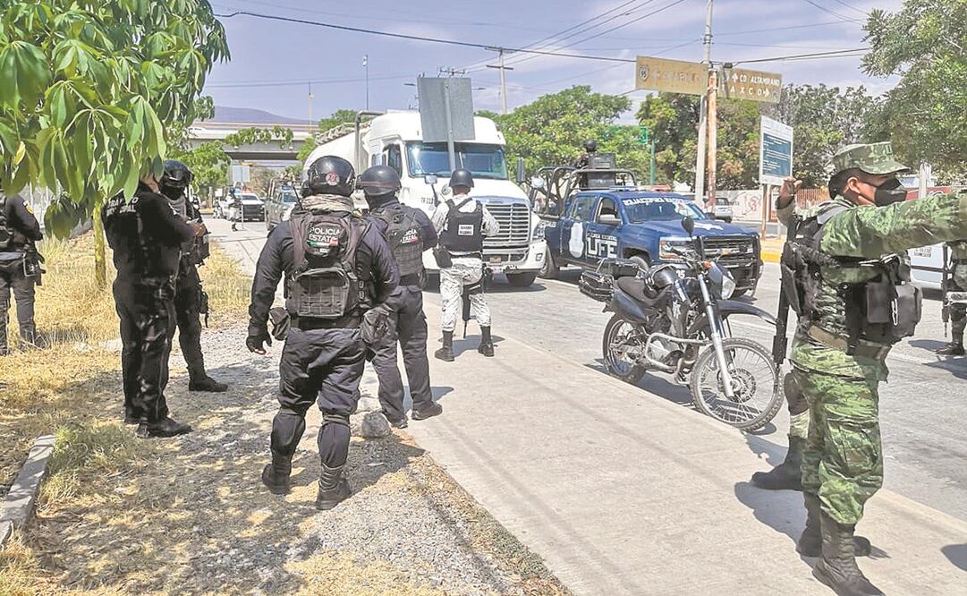 Unos 100 soldados y policías tomaron el control del cuartel de la policía de Iguala. Foto: ESPECIAL