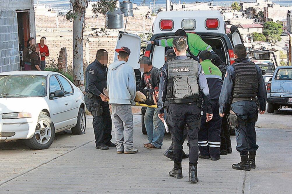 Personal de los servicios de emergencia llegaron al lugar de la tragedia para auxiliar a la mujer, que tenía quemaduras en 80% de su cuerpo (CORTESÍA DE MISAEL CAMARILLO)