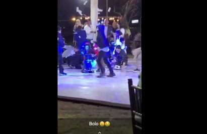 Alcalde de Morena en Coahuila avienta miles de pesos en billetes como “Bolo” en bautizo de su hijo