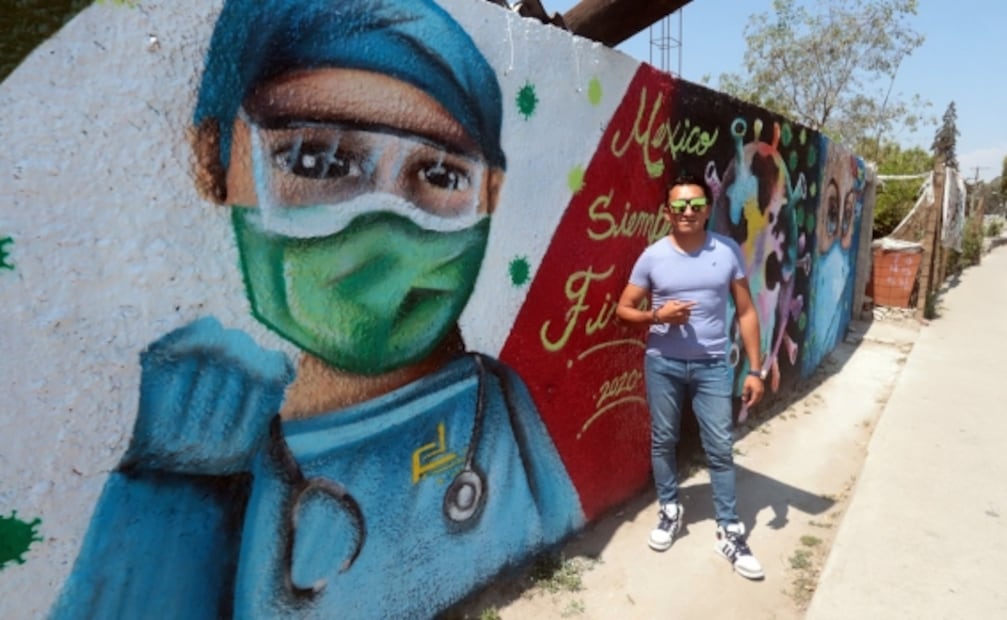 Pintan mural en honor a médicos que combaten Covid-19 en Puebla