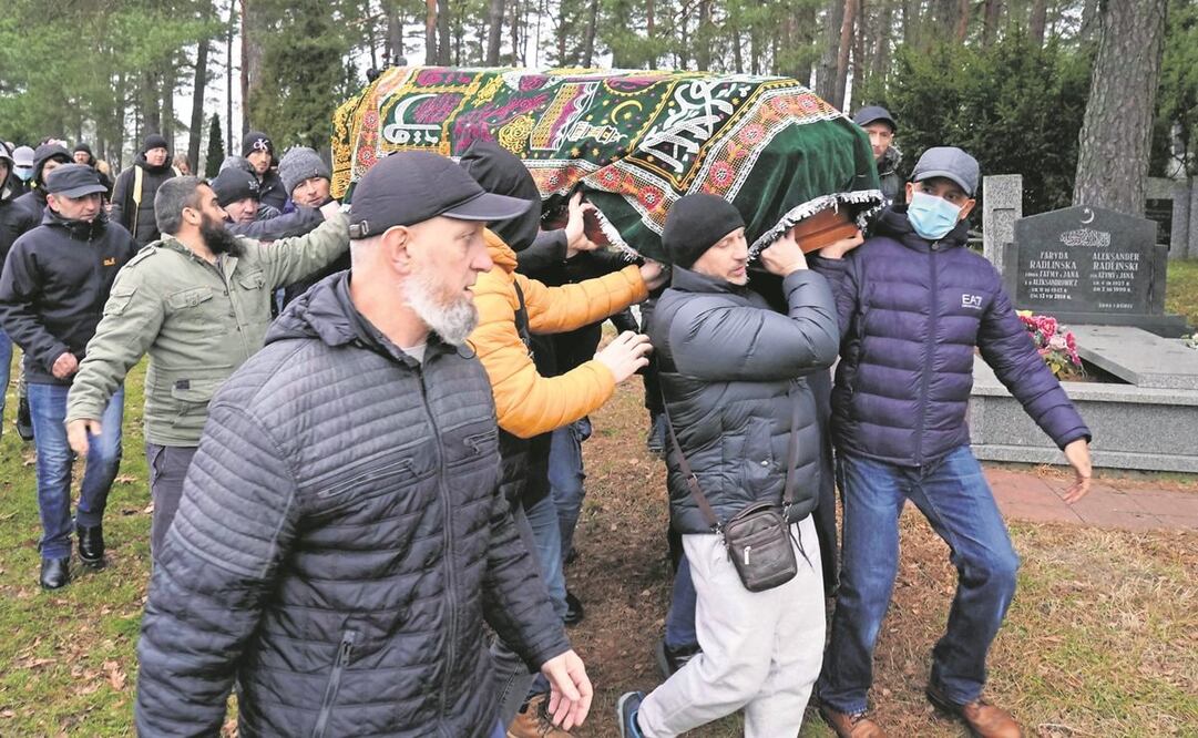 Dolientes cargan el ataúd de un migrante yemení que murió en Bohoniki, cerca de la frontera entre Polonia y Bielorrusia. Foto: Janek Skarzynski. AFP