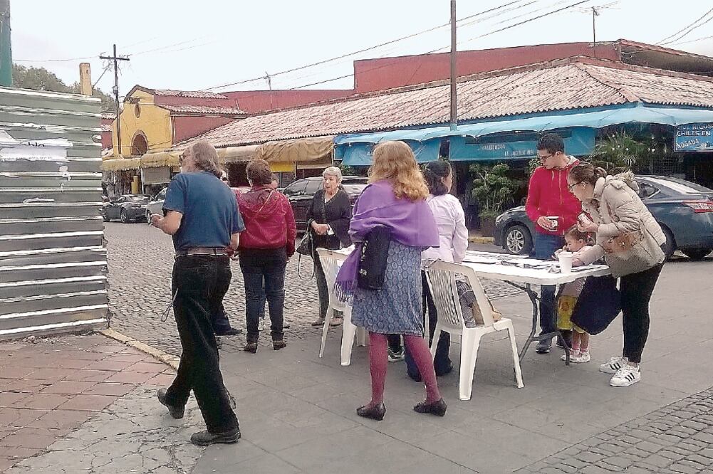 Vecinos de la colonia Del Carmen recolectan firmas para exigir que se transparente el proyecto de remodelación, que supuestamente se pretende realizar en el parque (DIANA VILLAVICENCIO. EL UNIVERSAL)