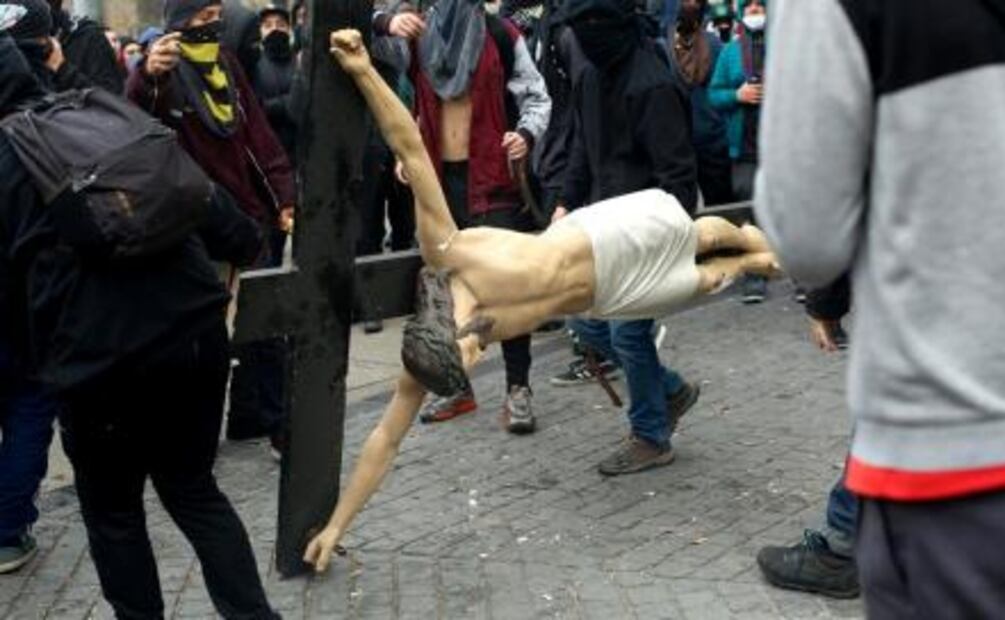 Encapuchados vandalizan iglesia durante marcha en Chile 