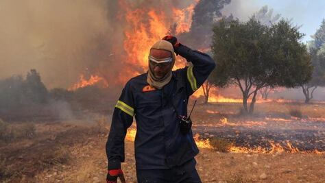 Van más de 40 muertos por incendios fuera de control en el Mediterráneo