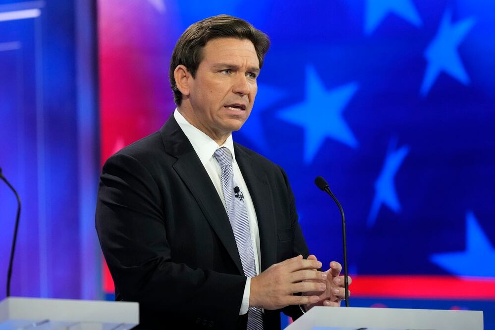 El gobernador de Florida, Ron DeSantis, habla durante el debate republicano organizado por NBC News, en Miami. Foto: AP