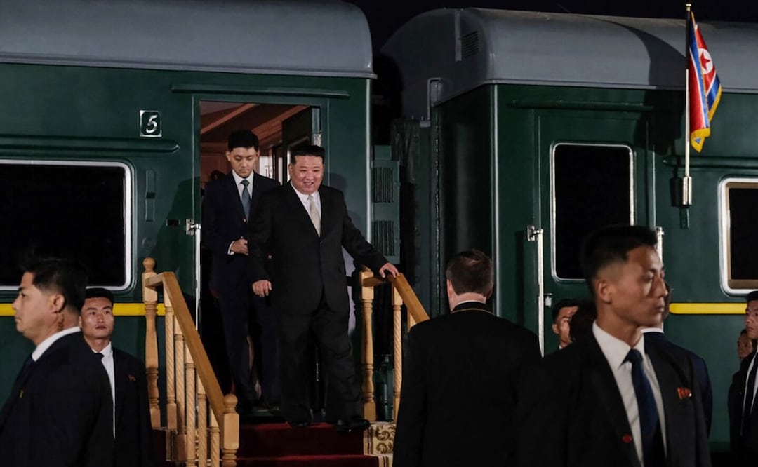 Kim Jong Un bajando de su tren blindado, "La fortaleza ambulante". Foto: AFP