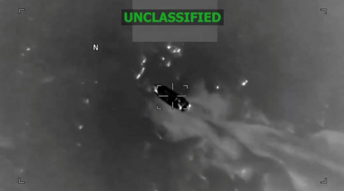 Captura de un video difundido en la cuenta en X @Southcom del Comando Sur de las fuerzas armadas de EU de una lancha supuestamente operada por organizaciones del narcotráfico en aguas internacionales en el Caribe, cerca de Venezuela. Foto: EFE.