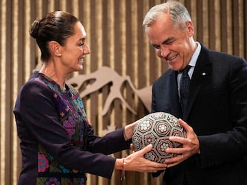 Sheinbaum regala balón hecho por indígenas wirarikas a Mark Carney rumbo al Mundial 2026; "esto es maravilloso", agradece