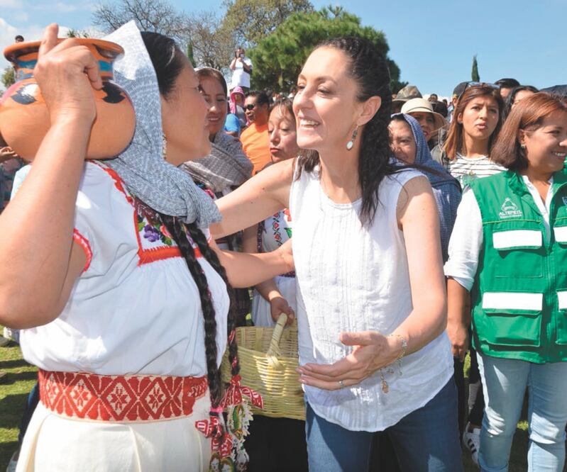 Claudia Sheinbaum, jefa del Ejecutivo local, entregó apoyos del programa Altepetl a vecinos de la alcaldía Milpa Alta, donde realizó un recorrido, convivió con simpatizantes y anunció la licitación del parque de atracciones. Especial