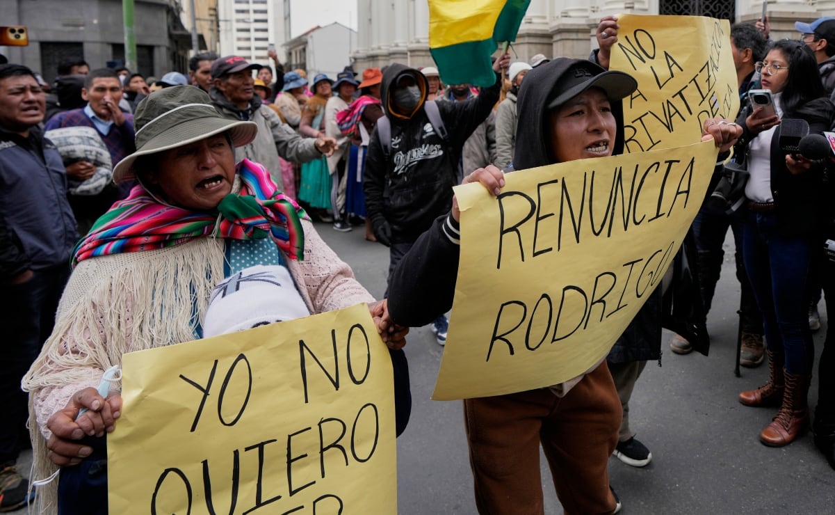 Con bloqueos, cientos exigen la renuncia del presidente Rodrigo Paz en Bolivia