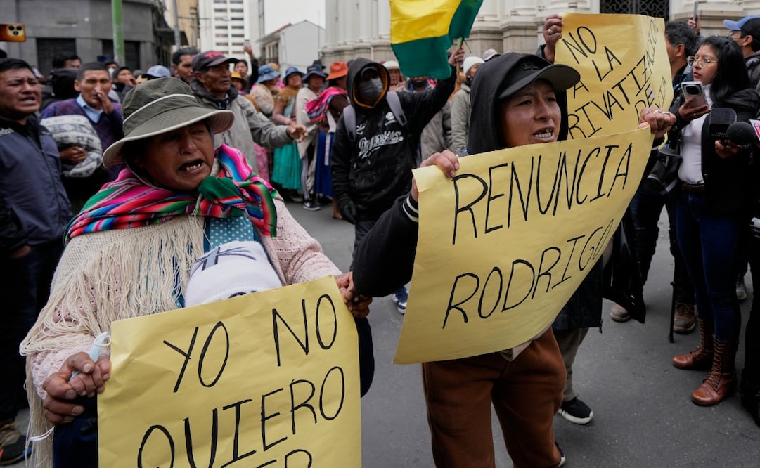 Manifestantes exigen la renuncia de Rodrigo Paz durante una protesta en La Paz. Foto: AP