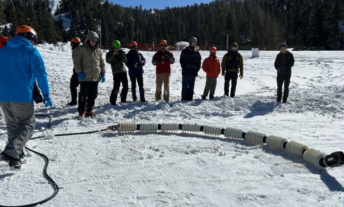 Los miembros del equipo de JPL prueban un robot serpiente llamado EELS en una estación de esquí en las montañas del sur de California en febrero. Foto: Vía NASA/JPL-CALTECH