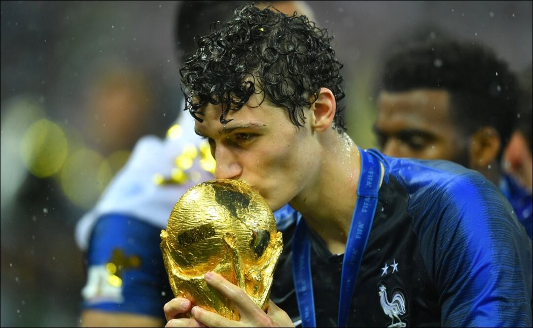 Pavard con la Copa del Mundo en Rusia 2018. Foto: Reuters