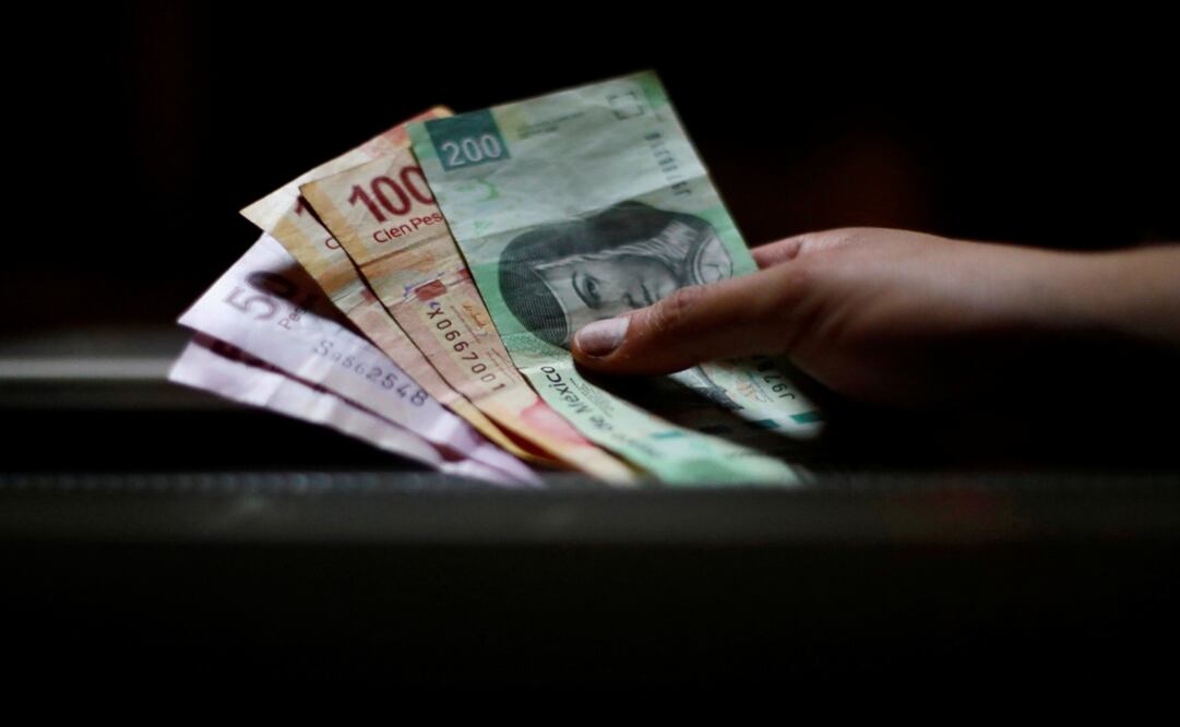 A man keeps Mexican pesos - Photo: Edgard Garrido/REUTERS