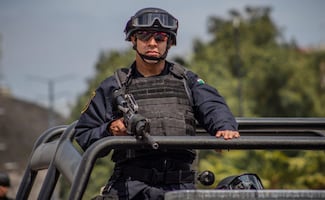 Corte prohíbe a empresas de seguridad privada usar términos "policía" o "agente"; busca evitar confusión con fuerzas públicas