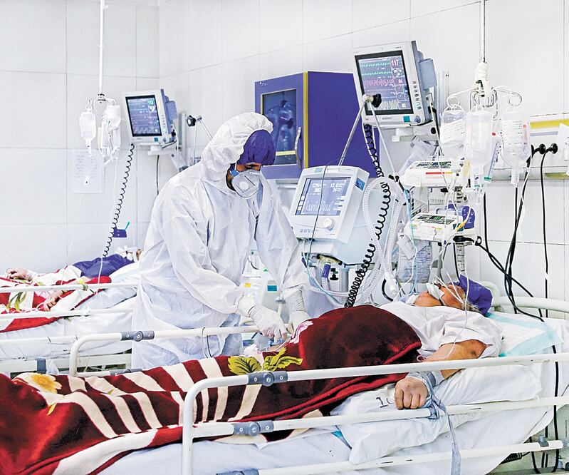 Los ventiladores, máquinas que bombean oxígeno a la sangre, son el mayor tratamiento de apoyo para enfermos de coronavirus en estado crítico. Foto: AP