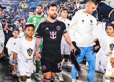 Messi saltó a la cancha de la mano de Saint, hijo de Kim Kardashian y Kanye West