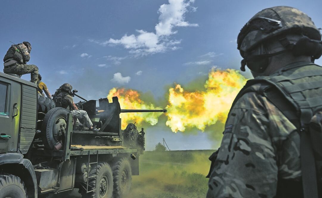 Soldados ucranianos disparan un cañón de 57 mm cerca de Bakhmut, donde se han librado feroces batallas contra los rusos, Foto: AP