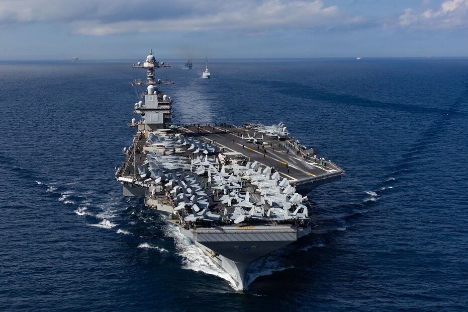 Fotografía cedida por la Marina de  Estados Unidos donde se muestra el USS Gerald R. Ford (CVN 78), el portaviones más grande del mundo navegando por el Estrecho de Gibraltar el1 de octubre de 2025. Foto: EFE