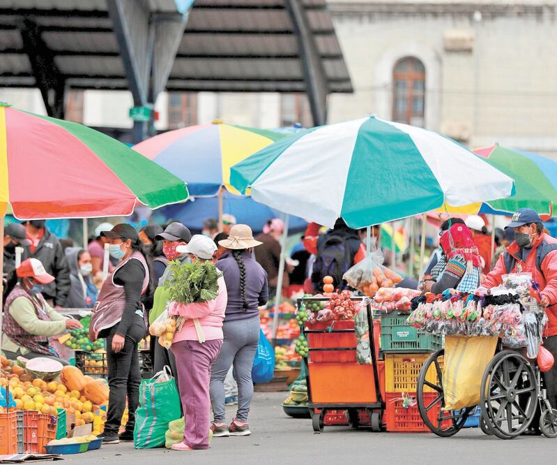 Vendedores de productos agrícolas en el mercado de Riobamba, Ecuador, tras el término del Estado de excepción impuesto en marzo. JOSÉ JÁCOME. EFE