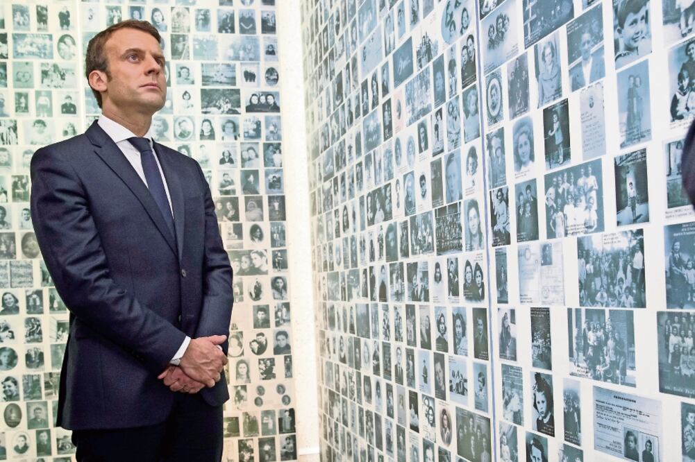 El candidato Emmanuel Macron visitó ayer el Memorial del Holocausto. (/PHILIPPE WOJAZER. REUTERS)