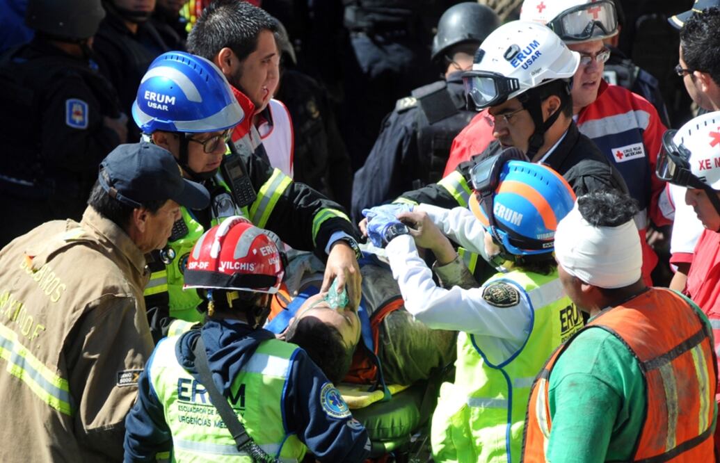 Dos muertos y cuatro lesionados fue el saldo del derrumbe registrado en avenida Miguel Ángel de Quevedo, a la altura de Pacífico, en la  colonia Rosedal, delegación Coyoacán, informó Protección Civil. 